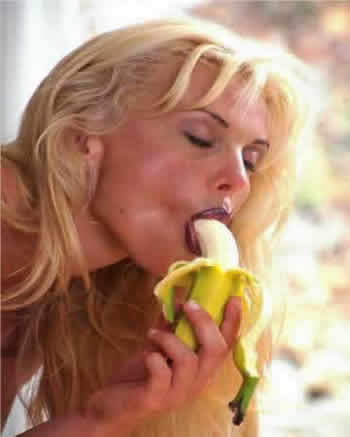 casalinga eccitata mentre ciuccia una banana